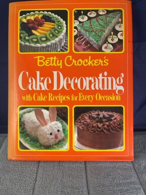 Betty Crockers Cake Decorating Book