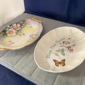 2 vintage serving trays.