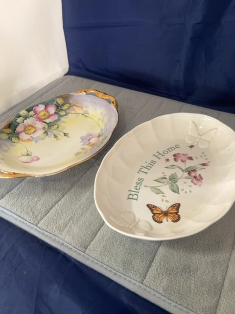 2 vintage serving trays.